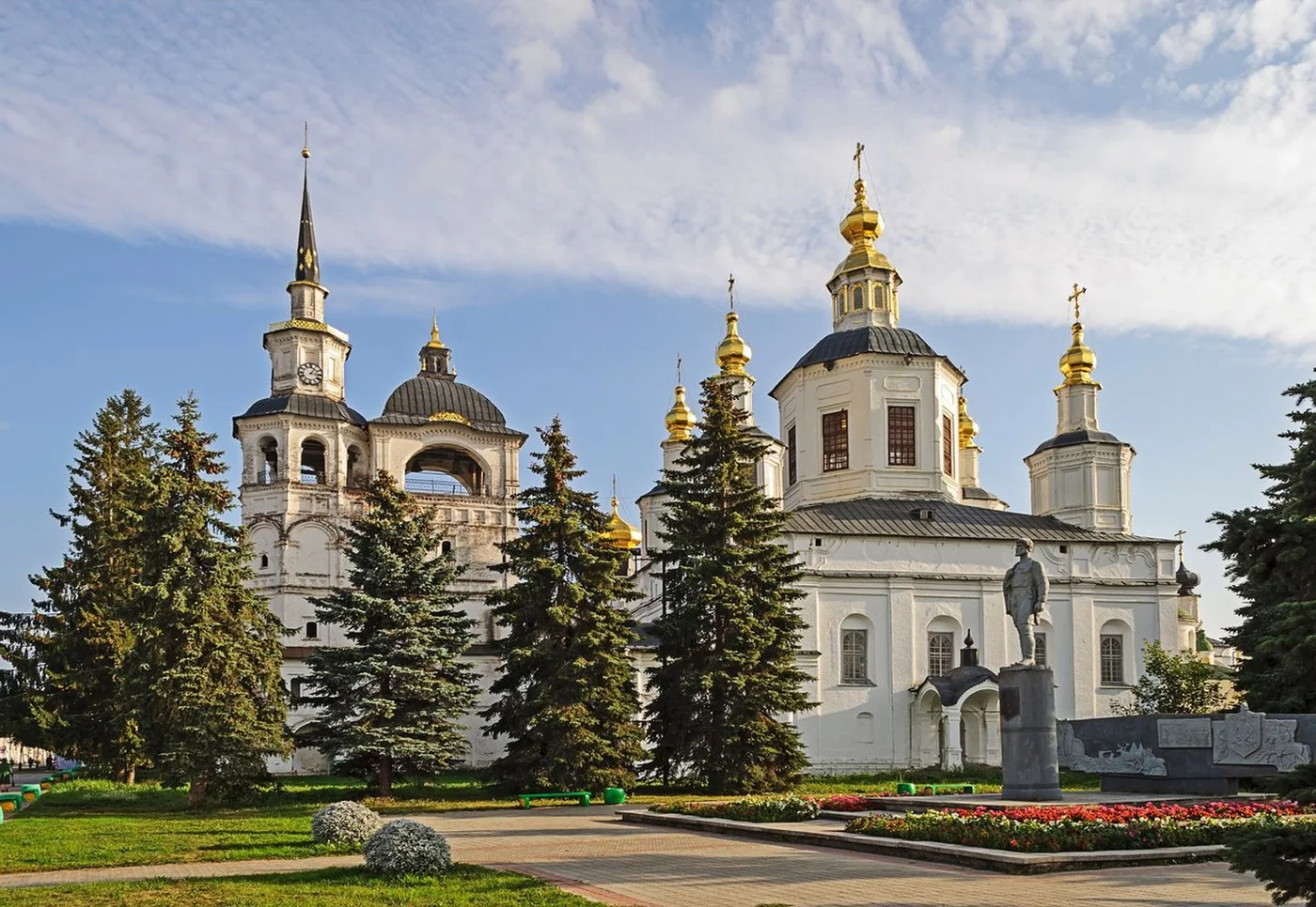 Обзорная экскурсия и храмы Дымковской слободы