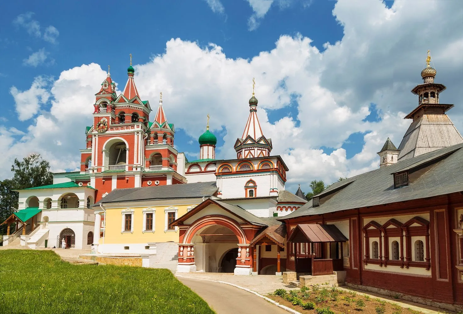 Экскурсия по Звенигороду с посещением Саввино-Сторожевского монастыря